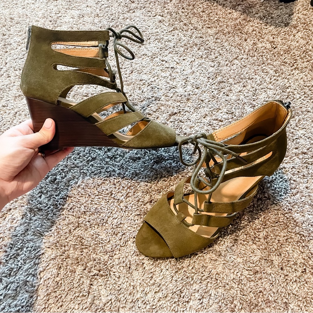 CROWN VINTAGE olive lace up wedges